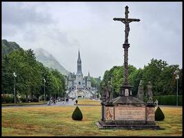 sagrado Visão do Lourdes Cristo cruzar, esplanada, e basílica foto