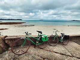 vintage bicicletas de a mar dentro Louannec, bretanha, França foto