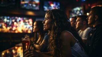 jovem mulher com uma vidro do Cerveja olhando às monitores dentro bar durante corresponder. futebol fãs. foto