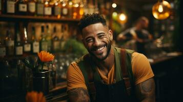 retrato do sorridente africano americano homem dentro avental às Barra contador. foto