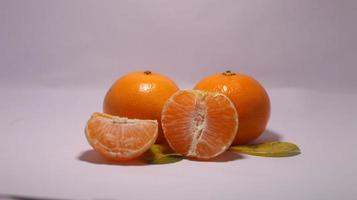 inteiro e tem laranjas maduras em fundo branco com traçado de recorte. foto