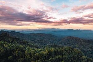 estrada e montanhas para vilas rurais foto