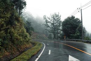 estrada da montanha em dia chuvoso e nevoento foto