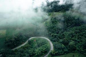 estrada da montanha em dia chuvoso e nevoento foto