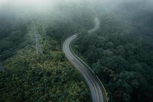 estrada da montanha em dia chuvoso e nevoento foto