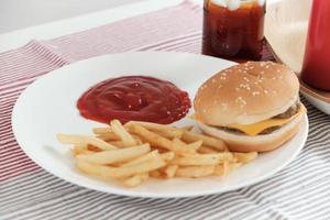 ketchup em um prato branco e junk food