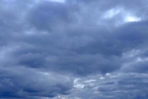 dramático céu azul profundo com nuvens fofas foto