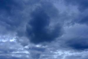 dramático céu azul profundo com nuvens fofas foto