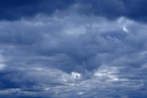 dramático céu azul profundo com nuvens fofas foto