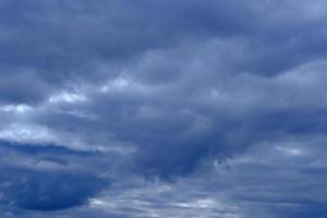 dramático céu azul profundo com nuvens fofas foto