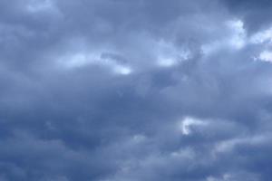 dramático céu azul profundo com nuvens fofas foto