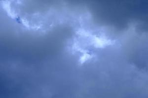 dramático céu azul profundo com nuvens fofas foto