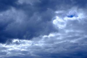 dramático céu azul profundo com nuvens fofas foto