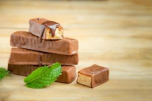 bolachas de chocolate de amêndoa e uma folha de hortelã na mesa de madeira foto