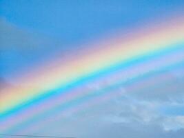 Visão do uma arco Iris dentro uma nublado céu. Duplo arco-íris estão uma raro fenômeno. foto