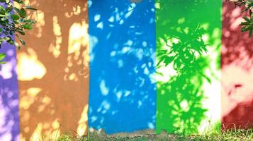 paredes coloridas, com sombras de árvores formando um ornamento único foto