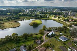 aéreo Visão em provincial cidade ou grande Vila habitação área com muitos edifícios, estradas e jardim. foto