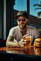 hipster homem saboreando uma construir hamburguer às telhado Barra isolado em uma gradiente fundo foto