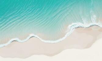 branco areia de praia fundo com turquesa mar água e pequeno ondas fazer branco espuma verão período de férias foto