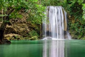 cachoeira erawan, parque nacional erawan em kanchanaburi, tailândia foto