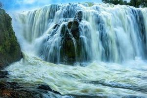 a poderosa cachoeira de sae pong lai, no sul do laos. foto