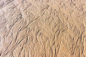 textura de areia molhada na praia foto