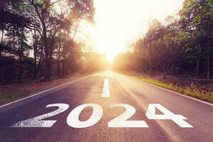 Novo ano 2024 ou em linha reta frente estrada para o negócio e estratégia do futuro visão conceito. foto