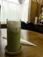 gelado matcha chá verde em de madeira mesa foto