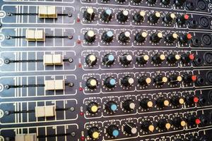 ferramenta de mixagem para um engenheiro de som em um estúdio de gravação profissional foto
