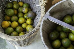 laranja mandarinas clementina dentro cesta foto