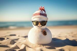 boneco de neve vestindo oculos de sol em a de praia. Natal e Novo ano conceito, feliz arenoso boneco de neve com oculos de sol e santa chapéu em ensolarado Natal dia tarde, ai gerado foto