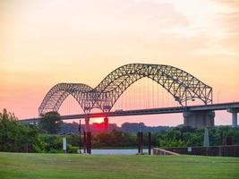 Ponte Hernando Desoto no rio Mississippi ao entardecer foto