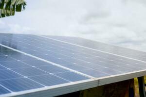 solar painéis com alternativo energia fontes, céu fundo foto
