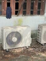 uma fechar-se tiro do a velho ar condicionamento unidade dentro Tailândia foto