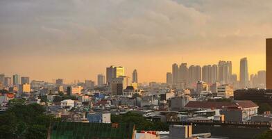 uma panorama do cidade Visão com estético céu foto