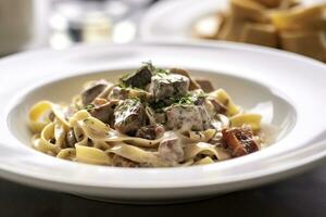 tagliatelle com linguiça e Porcini, massa com linguiça e verão cep cogumelo. generativo ai foto