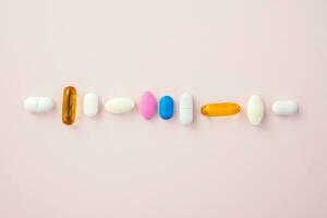 alguns vários pílulas, Vitamina cápsulas layout. foto