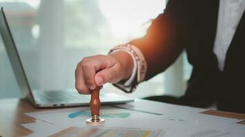 homem de negocios mão usando de madeira estampagem para documento aprovar e rejeitar documento ou projeto, assinatura uma o negócio contrato aprovação do contrato documentos confirmação, aprovação carimbo, cópia de espaço. foto