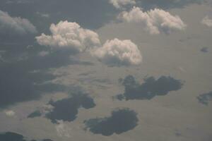 nuvens sobre a céu e mar foto