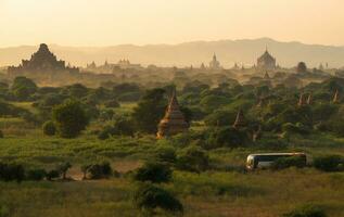 a espetacular panorama do bagan terra do a mil pagode dentro myanmar durante a pôr do sol. foto