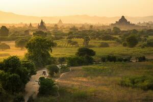 a lindo panorama do bagan planícies a terra do mil pagode dentro bagan a primeiro reino do myanmar durante pôr do sol. foto