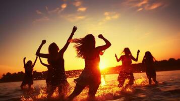 de praia Festa. Adolescência meninas tendo Diversão dentro água. grupo do feliz jovem pessoas dançando às a de praia em lindo verão pôr do sol. generativo ai foto