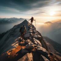 tirar o fôlego foto do aventureiro caminhantes alcançando a cume do uma montanha pico