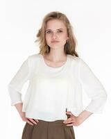 encantador caucasiano Loiras jovem empresária com grandes cabelo vestindo branco blusa e Castanho calça foto
