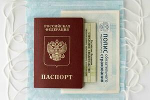 Passaporte do cidadão russo federação, obrigatório médico seguro política, Estado pensão seguro certificado em fundo do face máscaras foto