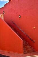 Escadaria este conduz andar de cima para a lado de fora do uma pequeno colonial construção foto