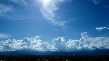 aéreo Visão do lindo céu com nuvens e Sol em uma verão dia. topo Visão do nuvens acima a azul céu com a Sol brilhando. céu natureza fundo. foto