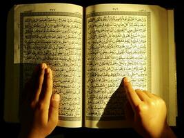muçulmano lendo Alcorão foto