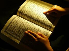muçulmano lendo Alcorão foto