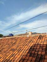 Castanho telha e residencial atmosfera com azul céu e nuvens foto